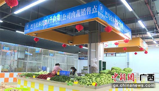 图为巴马农林投资发展有限公司在市场设立食品定点供应点。张玉 摄 图为巴马农林投资发展有限公司在市场设立食品定点供应点。张玉 摄