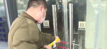 视频连线"撬锁" 湖北籍诊所老板捐赠鄞州800只口罩