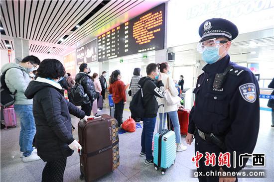 2月1日，年初八，连续在行在位的胡扬易仍坚持在客运执勤一线做好治安维护工作。 陈大鹏 摄