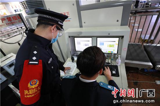 胡扬易在指导车站安检队员开展危险品检查。 陈大鹏 摄