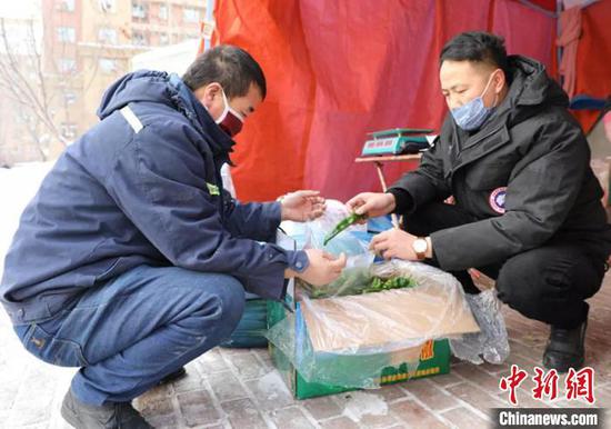 新疆一男子自费万元采购口罩免费发放,蔬菜低价销售。杨超摄 新疆一男子自费万元采购口罩免费发放,蔬菜低价销售。杨超摄