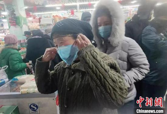 新疆一男子自费万元采购口罩免费发放,蔬菜低价销售。杨超摄 新疆一男子自费万元采购口罩免费发放,蔬菜低价销售。杨超摄