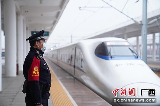 图为黄贵国在站台接车。