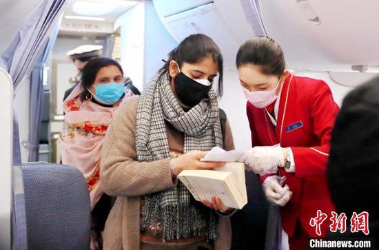 疫情阻不断归乡路 85名巴基斯坦旅客乘包机回家