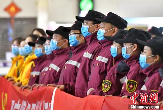 新疆兵团首支100人组成的紧急医学救援队驰援湖北