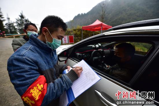 图为龙碧能(左一)在登记司乘人员信息。 杨武魁 摄 图为龙碧能(左一)在登记司乘人员信息。 杨武魁 摄