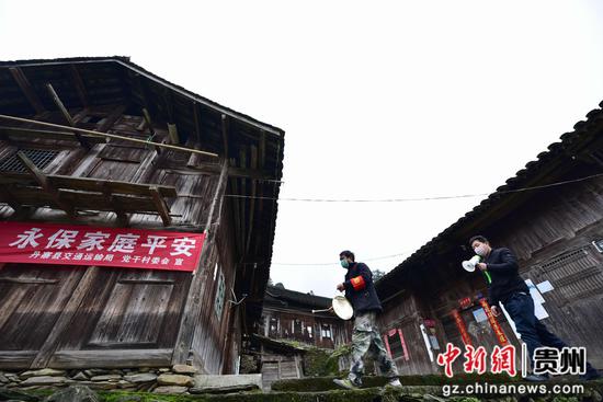 图为龙孝文(左)和驻村干部王绍虎(右)通过鸣锣喊寨、小喇叭播放宣传疫情防控知识。 杨武魁 摄 图为龙孝文(左)和驻村干部王绍虎(右)通过鸣锣喊寨、小喇叭播放宣传疫情防控知识。 杨武魁 摄
