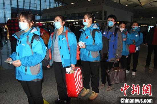 142名医护人员组成新疆第三批支援湖北医疗队启程