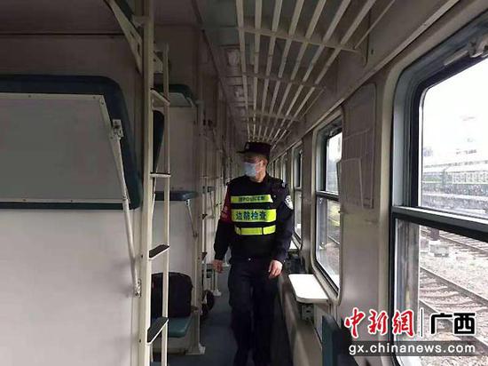 图为民警防疫期间坚守岗位检查列车。