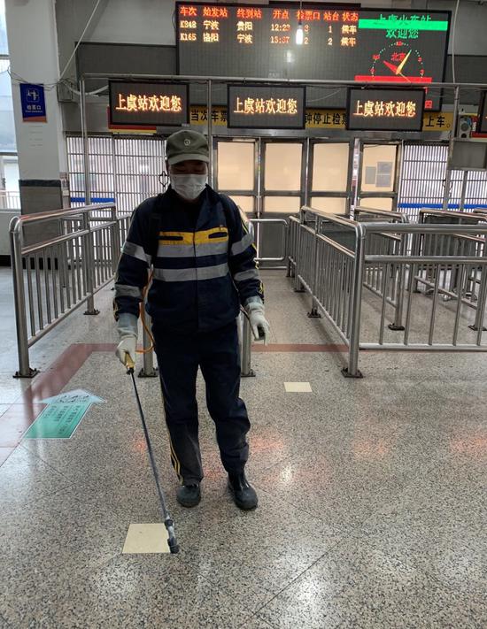 老兵沈建通正在消毒 宁波车务段供图