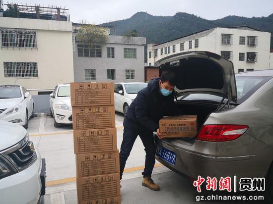 图为李锐把酒精运送到车队。 图为李锐把酒精运送到车队。