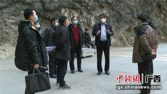 图为河池市委常委、巴马县委书记深入破月村检查防控工作。