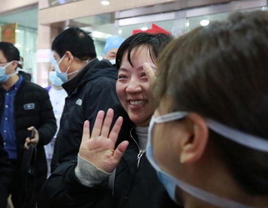 图为:妻子杨玲飞含泪送别丈夫. 叶倦 摄
