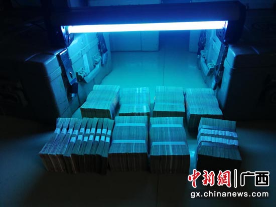 广西工行使用紫外线对回笼的现金进行消毒 广西工行使用紫外线对回笼的现金进行消毒