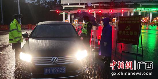 图为党员干部坚守先锋岗做好排查工作。 图为党员干部坚守先锋岗做好排查工作。
