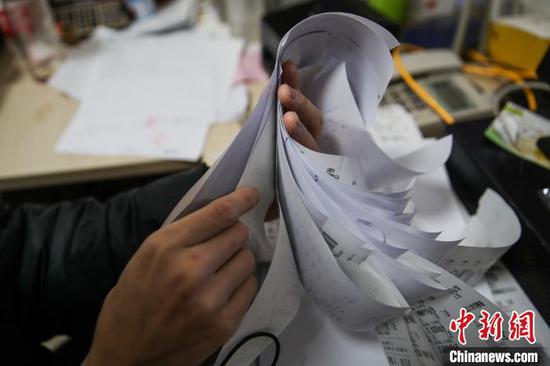 图为超市工作人员整理增加的线上订单。 瞿宏伦 摄 图为超市工作人员整理增加的线上订单。 瞿宏伦 摄