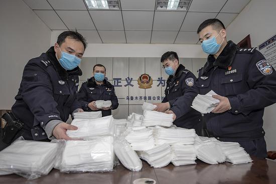 新疆铁警查获万个“三无”口罩 嫌疑人第二次取货被抓