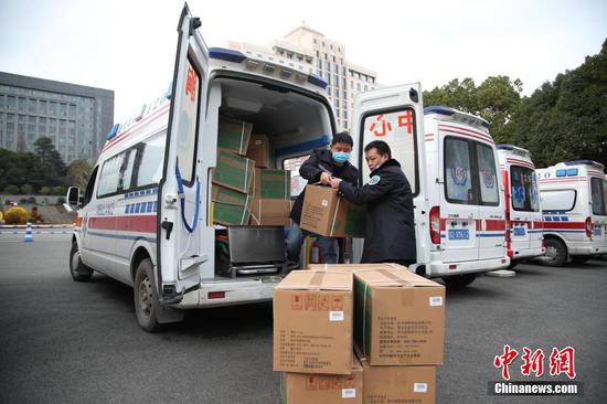 2月12日,医护人员在搬运药品。当日,贵州省派出12台救护车从贵阳出发,支援湖北鄂州新冠肺炎疫情防治工作。据悉,12台救护车分别从贵州贵阳、遵义等9市州的医疗机构选派,共有2台负压救护车,10台救护车。同时,救护车也运载了一批当地急需的医用设备和药品。 中新社记者 瞿宏伦 摄 2月12日,医护人员在搬运药品。当日,贵州省派出12台救护车从贵阳出发,支援湖北鄂州新冠肺炎疫情防治工作。据悉,12台救护车分别从贵州贵阳、遵义等9市州的医疗机构选派,共有2台负压救护车,10台救护车。同时,救护车也运载了一批当地急需的医用设备和药品。 中新社记者 瞿宏伦 摄