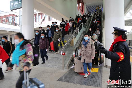 图为工作人员引导旅客乘车。高大华 摄 图为工作人员引导旅客乘车。高大华 摄