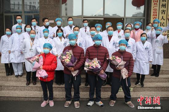 2月11日,贵阳,贵州省人民医院收治的4名新型冠状病毒感染的肺炎患者达到解除隔离治疗标准,同时出院。 中新社记者 瞿宏伦 摄 2月11日,贵阳,贵州省人民医院收治的4名新型冠状病毒感染的肺炎患者达到解除隔离治疗标准,同时出院。 中新社记者 瞿宏伦 摄