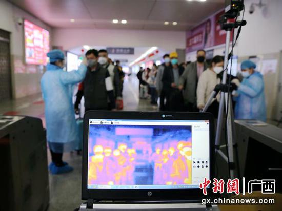 2月11日,医务人员在钦州东站出站口布设了5G热成像测温设备检测体温。曾开宏 摄 2月11日,医务人员在钦州东站出站口布设了5G热成像测温设备检测体温。曾开宏 摄