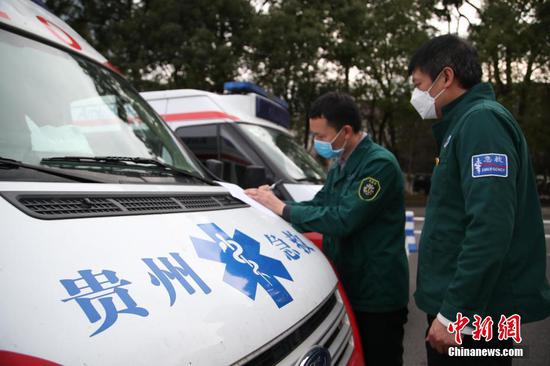 2月12日,救护车驾驶员在填写相关资料。当日,贵州省派出12台救护车从贵阳出发,支援湖北鄂州新冠肺炎疫情防治工作。据悉,12台救护车分别从贵州贵阳、遵义等9市州的医疗机构选派,共有2台负压救护车,10台救护车。同时,救护车也运载了一批当地急需的医用设备和药品。中新社记者 瞿宏伦 摄 2月12日,救护车驾驶员在填写相关资料。当日,贵州省派出12台救护车从贵阳出发,支援湖北鄂州新冠肺炎疫情防治工作。据悉,12台救护车分别从贵州贵阳、遵义等9市州的医疗机构选派,共有2台负压救护车,10台救护车。同时,救护车也运载了一批当地急需的医用设备和药品。中新社记者 瞿宏伦 摄