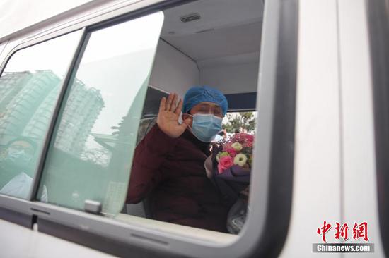 2月11日,贵阳,一名出院治愈者向医护人员挥手致意。当日,贵州省人民医院收治的4名新型冠状病毒感染的肺炎患者达到解除隔离治疗标准,同时出院。 中新社记者 瞿宏伦 摄 2月11日,贵阳,一名出院治愈者向医护人员挥手致意。当日,贵州省人民医院收治的4名新型冠状病毒感染的肺炎患者达到解除隔离治疗标准,同时出院。 中新社记者 瞿宏伦 摄