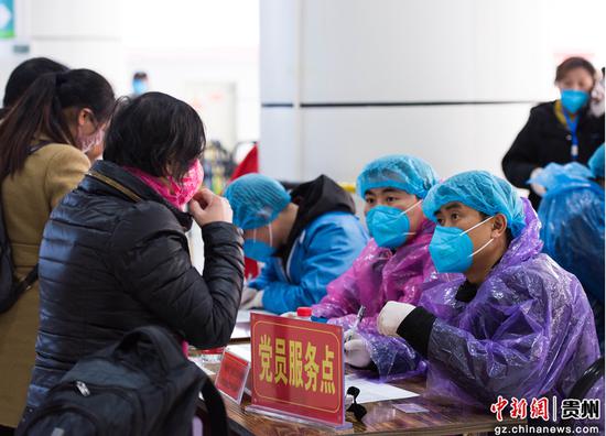 图为工作人员正在登记出站旅客信息。李怀斌 摄 图为工作人员正在登记出站旅客信息。李怀斌 摄