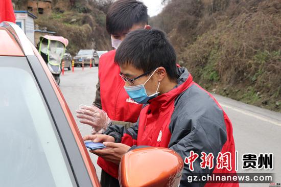 卯志城在检查过往车辆证明 牟慧松摄 卯志城在检查过往车辆证明 牟慧松摄