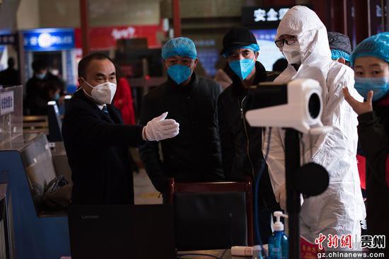 图为工作人员指导安装红外体温监测仪。李怀彬 摄 图为工作人员指导安装红外体温监测仪。李怀彬 摄