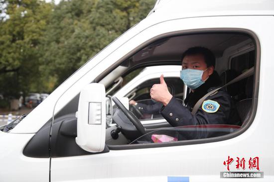 2月12日,救护车驾驶员在出发时“点赞”。当日,贵州省派出12台救护车从贵阳出发,支援湖北鄂州新冠肺炎疫情防治工作。据悉,12台救护车分别从贵州贵阳、遵义等9市州的医疗机构选派,共有2台负压救护车,10台救护车。同时,救护车也运载了一批当地急需的医用设备和药品。 中新社记者 瞿宏伦 摄 2月12日,救护车驾驶员在出发时“点赞”。当日,贵州省派出12台救护车从贵阳出发,支援湖北鄂州新冠肺炎疫情防治工作。据悉,12台救护车分别从贵州贵阳、遵义等9市州的医疗机构选派,共有2台负压救护车,10台救护车。同时,救护车也运载了一批当地急需的医用设备和药品。 中新社记者 瞿宏伦 摄