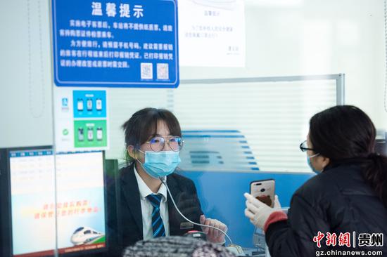 图为工作人员为旅客办理退票。李怀斌 摄 图为工作人员为旅客办理退票。李怀斌 摄
