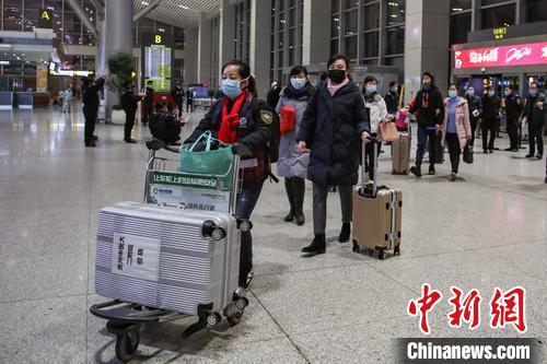贵州第四批支援湖北的337人医疗队出发前往鄂州 瞿宏伦 摄 贵州第四批支援湖北的337人医疗队出发前往鄂州 瞿宏伦 摄
