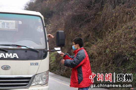 卯志城在检查过往车辆证明 牟慧松 卯志城在检查过往车辆证明 牟慧松