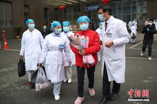 2月11日,贵阳,主治医师给治愈者讲解相关须知。当日,贵州省人民医院收治的4名新型冠状病毒感染的肺炎患者达到解除隔离治疗标准,同时出院。 中新社记者 瞿宏伦 摄 2月11日,贵阳,主治医师给治愈者讲解相关须知。当日,贵州省人民医院收治的4名新型冠状病毒感染的肺炎患者达到解除隔离治疗标准,同时出院。 中新社记者 瞿宏伦 摄