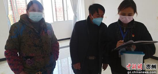 配合社区干部进村入户开展疫情排查