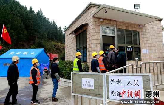 图为对公共区域进行消毒。 图为对公共区域进行消毒。