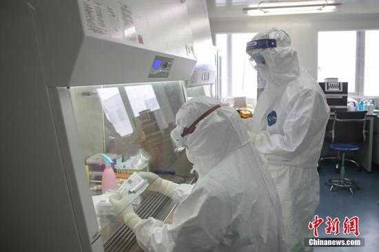 2月13日,贵州省人民医院检验科的两名检测人员在做准备工作。作为贵州省21家新冠肺炎核酸定点检测机构之一,该医院检验科10名检测人员分成三组,每天24小时轮班倒,不间断地进行检测。现医院每日检测量为100至200例,能实现当日采样当日送检。中新社记者 瞿宏伦 摄 2月13日,贵州省人民医院检验科的两名检测人员在做准备工作。作为贵州省21家新冠肺炎核酸定点检测机构之一,该医院检验科10名检测人员分成三组,每天24小时轮班倒,不间断地进行检测。现医院每日检测量为100至200例,能实现当日采样当日送检。中新社记者 瞿宏伦 摄
