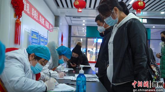 医务人员在登记乘客信息 医务人员在登记乘客信息