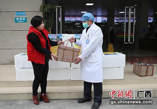 图为莫钰琳捐赠蔬菜捐给河池市三医院医护人员,助力抗疫工作。 图为莫钰琳捐赠蔬菜捐给河池市三医院医护人员,助力抗疫工作。