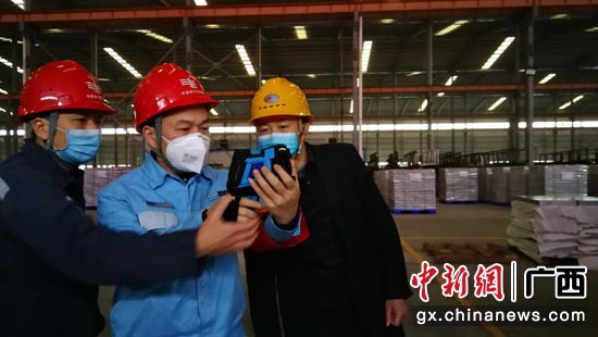 2月12日,南方电网广西百色平果供电局工作人员上门服务,保障复工企业生产用电。农丽春 摄 2月12日,南方电网广西百色平果供电局工作人员上门服务,保障复工企业生产用电。农丽春 摄