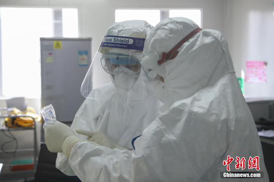 2月13日,贵州省人民医院检验科两名检测人员在核对送检样本。作为贵州省21家新冠肺炎核酸定点检测机构之一,该医院检验科10名检测人员分成三组,每天24小时轮班倒,不间断地进行检测。现医院每日检测量为100至200例,能实现当日采样当日送检。中新社记者 瞿宏伦 摄 2月13日,贵州省人民医院检验科两名检测人员在核对送检样本。作为贵州省21家新冠肺炎核酸定点检测机构之一,该医院检验科10名检测人员分成三组,每天24小时轮班倒,不间断地进行检测。现医院每日检测量为100至200例,能实现当日采样当日送检。中新社记者 瞿宏伦 摄