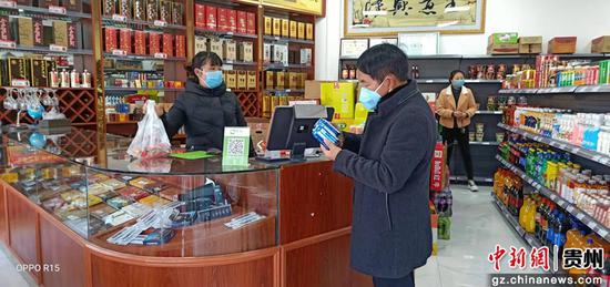 配合社区干部到辖区超市开展检查