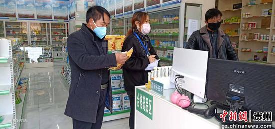 配合社区干部到辖区药店开展检查