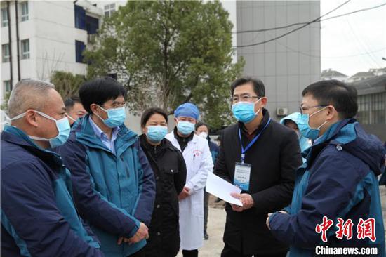 图为双方正在交接现场相关事宜。 石小杰 摄 图为双方正在交接现场相关事宜。 石小杰 摄