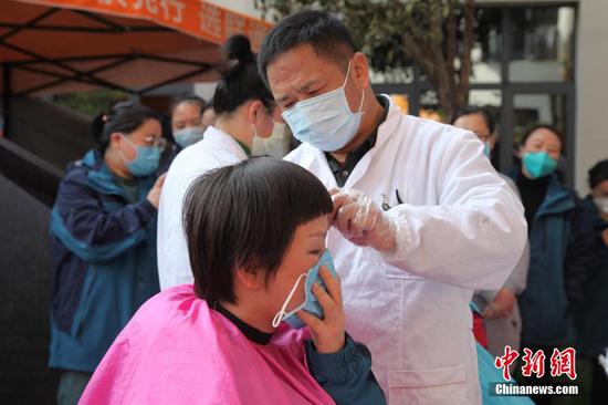 2月13日,为便于救治工作开展,贵州省第四批支援湖北鄂州医疗队首批完成培训的队员在进驻接管医院前集体理发。 中新社记者 石小杰 摄 2月13日,为便于救治工作开展,贵州省第四批支援湖北鄂州医疗队首批完成培训的队员在进驻接管医院前集体理发。 中新社记者 石小杰 摄