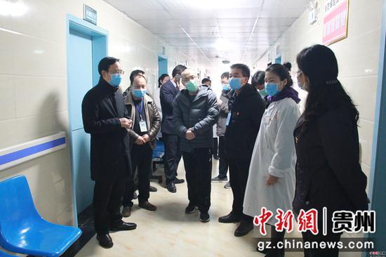 雷山县委书记黄清发(左一)到医院督导疫情防控工作 雷山县委书记黄清发(左一)到医院督导疫情防控工作