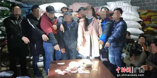 涉嫌聚众赌博人员 在指认赌资 涉嫌聚众赌博人员 在指认赌资