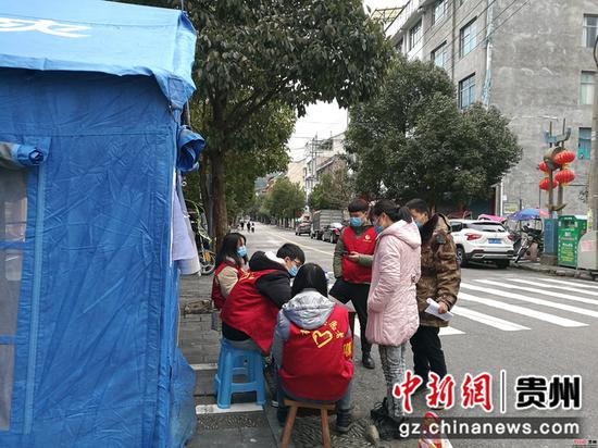 志愿者在县城区域网格卡点认真值守排查、劝导 志愿者在县城区域网格卡点认真值守排查、劝导