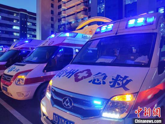 图为救护车抵达。 石小杰 摄 图为救护车抵达。 石小杰 摄